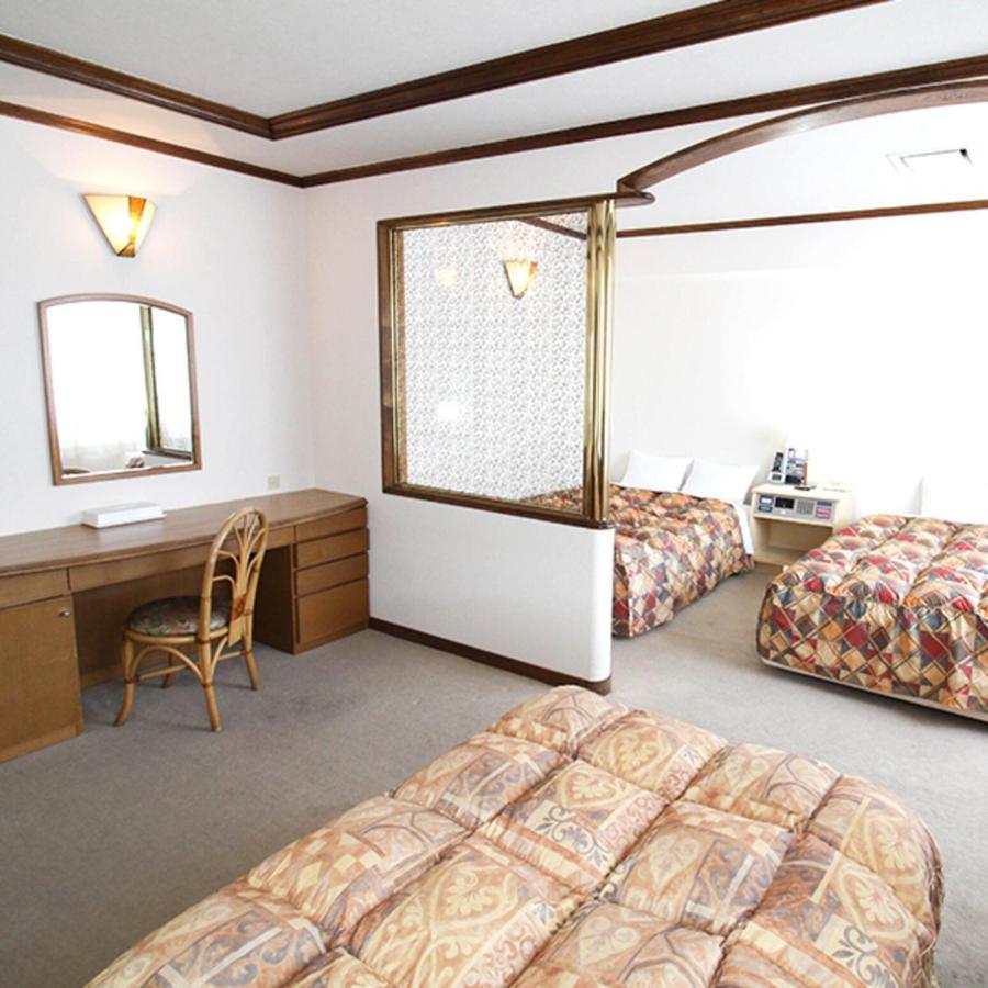 Neyagawa Trend Hotel Bagian luar foto