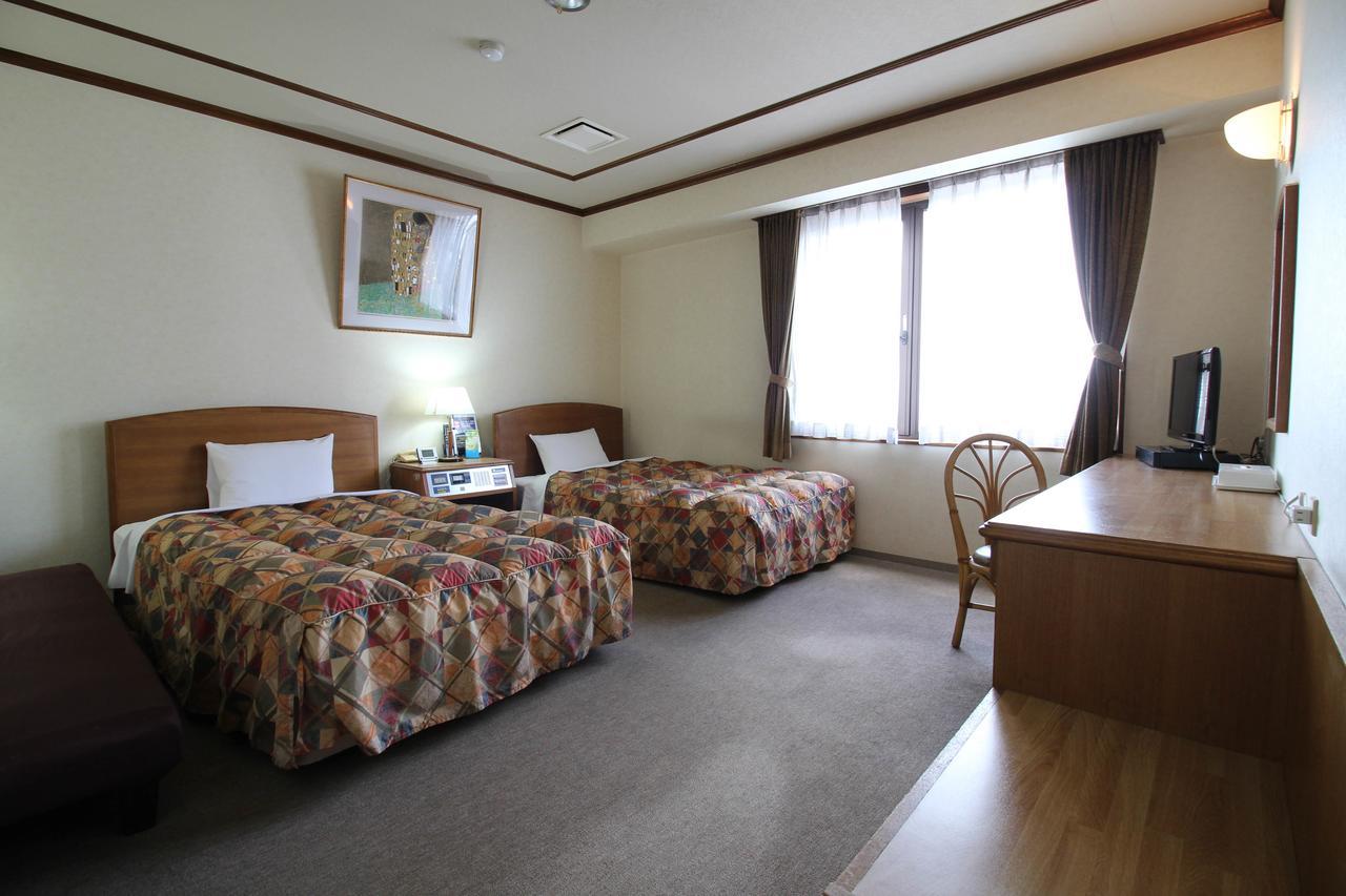 Neyagawa Trend Hotel Bagian luar foto